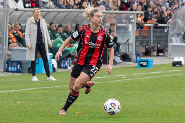 Google Pixel Frauen Budnesliga: Eintracht Franfurt - SV Werder Bremen, 19.10.2025 Nadine Riesen (Eintracht Frankfurt 22) am Ball, Freisteller, Portrait Porträt, Eintracht Franfurt - SV Werder Bremen, Frankfurt, Stadion am Brentanobad, 19.10.2025 Copyright: xBEAUTIFULxSPORTS Gawlikx