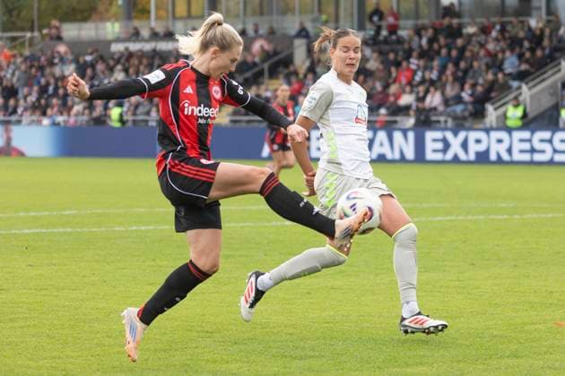 Google Pixel Frauen Budnesliga: Eintracht Franfurt - SV Werder Bremen, 19.10.2025 Rebecka Blomqvist (Eintracht Frankfurt 28) spielt den Ball in die Mitte, Eintracht Franfurt - SV Werder Bremen, Frankfurt, Stadion am Brentanobad, 19.10.2025 Copyright: xBEAUTIFULxSPORTS Gawlikx