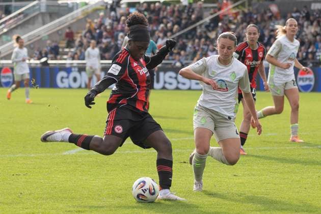 Google Pixel Frauen Budnesliga: Eintracht Franfurt - SV Werder Bremen, 19.10.2025 Nicole Anyomi (Eintracht Frankfurt 19) schießt den Ball aufs Tor & Chiara D Angelo (SV Werder Bremen 2), Eintracht Franfurt - SV Werder Bremen, Frankfurt, Stadion am Brentanobad, 19.10.2025 Copyright: xBEAUTIFULxSPORTS Gawlikx