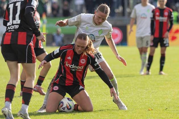 Google Pixel Frauen Budnesliga: Eintracht Franfurt - SV Werder Bremen, 19.10.2025 Lina Hausicke (SV Werder Bremen 18) & Lisanne Gräwe (Eintracht Frankfurt 8) im Kampf um den Ball, Eintracht Franfurt - SV Werder Bremen, Frankfurt, Stadion am Brentanobad, 19.10.2025 Copyright: xBEAUTIFULxSPORTS Gawlikx