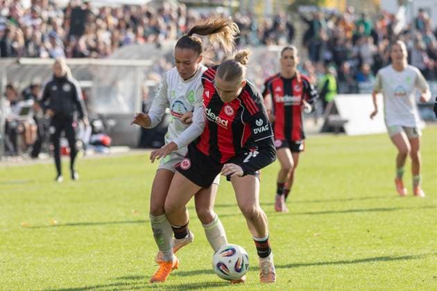 Google Pixel Frauen Budnesliga: Eintracht Franfurt - SV Werder Bremen, 19.10.2025 Maja Sternad (SV Werder Bremen 11) & Jella Veit (Eintracht Frankfurt 25) im zweikampf um den Ball, Eintracht Franfurt - SV Werder Bremen, Frankfurt, Stadion am Brentanobad, 19.10.2025 Copyright: xBEAUTIFULxSPORTS Gawlikx