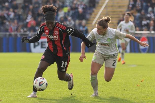 Google Pixel Frauen Budnesliga: Eintracht Franfurt - SV Werder Bremen, 19.10.2025 Nicole Anyomi (Eintracht Frankfurt 19) & .b2 im Zweikampf um den Ball, Eintracht Franfurt - SV Werder Bremen, Frankfurt, Stadion am Brentanobad, 19.10.2025 Copyright: xBEAUTIFULxSPORTS Gawlikx