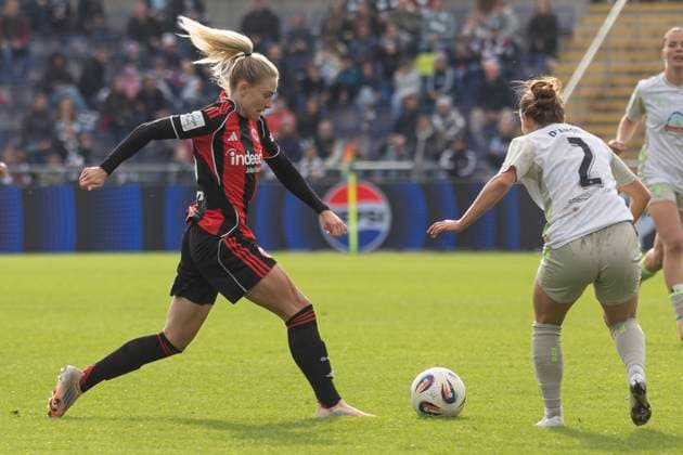 Google Pixel Frauen Budnesliga: Eintracht Franfurt - SV Werder Bremen, 19.10.2025 .e2. am Ball, & Chiara D Angelo (SV Werder Bremen 2), Eintracht Franfurt - SV Werder Bremen, Frankfurt, Stadion am Brentanobad, 19.10.2025 Copyright: xBEAUTIFULxSPORTS Gawlikx