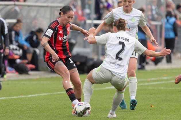 Google Pixel Frauen Budnesliga: Eintracht Franfurt - SV Werder Bremen, 19.10.2025 Geraldine Reuteler (Eintracht Frankfurt 14) & Chiara D Angelo (SV Werder Bremen 2) im Zweikampf um den Ball, Eintracht Franfurt - SV Werder Bremen, Frankfurt, Stadion am Brentanobad, 19.10.2025 Copyright: xBEAUTIFULxSPORTS Gawlikx