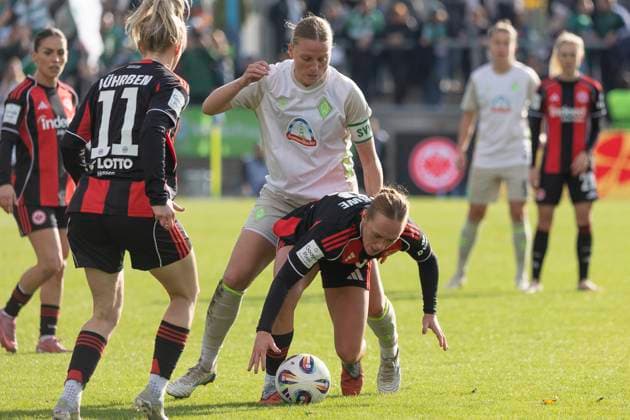 Google Pixel Frauen Budnesliga: Eintracht Franfurt - SV Werder Bremen, 19.10.2025 Lina Hausicke (SV Werder Bremen 18) & Lisanne Gräwe (Eintracht Frankfurt 8) im Kampf um den Ball, Eintracht Franfurt - SV Werder Bremen, Frankfurt, Stadion am Brentanobad, 19.10.2025 Copyright: xBEAUTIFULxSPORTS Gawlikx