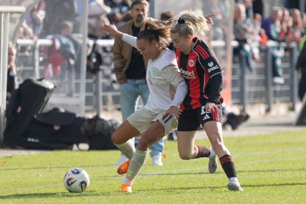 Google Pixel Frauen Budnesliga: Eintracht Franfurt - SV Werder Bremen, 19.10.2025 Maja Sternad (SV Werder Bremen 11) & Nina Lührßen Lührssen (Eintracht Frankfurt 11) im zweikmapf um den Ball, Eintracht Franfurt - SV Werder Bremen, Frankfurt, Stadion am Brentanobad, 19.10.2025 Copyright: xBEAUTIFULxSPORTS Gawlikx