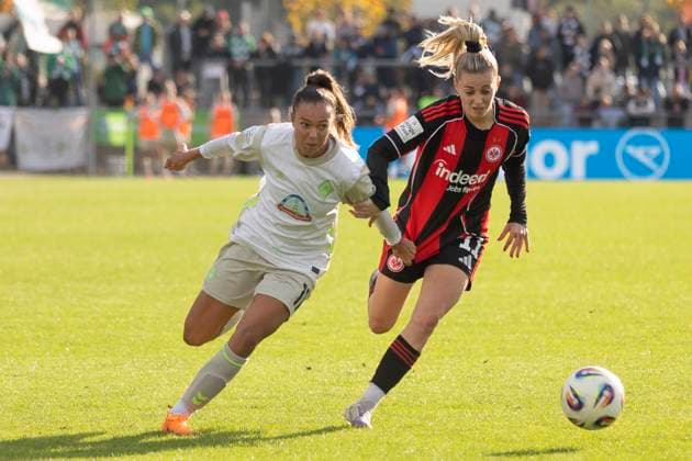 Google Pixel Frauen Budnesliga: Eintracht Franfurt - SV Werder Bremen, 19.10.2025 Maja Sternad (SV Werder Bremen 11) & Nina Lührßen Lührssen (Eintracht Frankfurt 11) im Zweikampf um den Ball, Eintracht Franfurt - SV Werder Bremen, Frankfurt, Stadion am Brentanobad, 19.10.2025 Copyright: xBEAUTIFULxSPORTS Gawlikx
