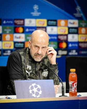 EINDHOVEN - PSV coach Peter Bosz during a press conference, PK, Pressekonferenz ahead of the Champions League match against SSC Napoli. ANP ROBIN VAN LONKHUIJSEN xVIxANPxSportx xxANPxIVx 539774401 originalFilename: 539774401.jpg