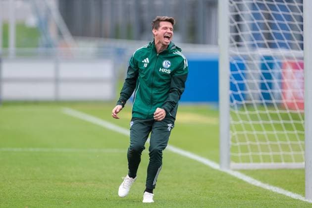 20.10.2025, Fussball, Saison 2025 2026, Training FC Schalke 04, Berater Franz Schiemer (FC Schalke 04) lacht laut, Gelsenkirchen Trainingsgelände FC Schalke 04 NRW Deutschland xRHR-FOTO YYx Copyright: RHR-FOTOx RHR-FOTO YY