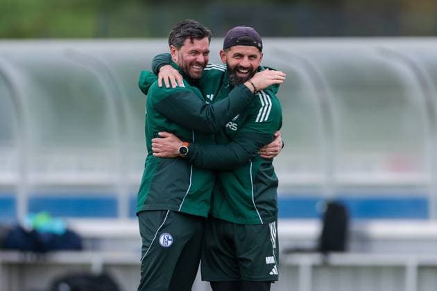 20.10.2025, Fussball, Saison 2025 2026, Training FC Schalke 04, v. l. Co-Trainer Tim Hoogland (FC Schalke 04), Trainer Miron Muslic (FC Schalke 04) umarmen sich und lachen, Gelsenkirchen Trainingsgelände FC Schalke 04 NRW Deutschland xRHR-FOTO YYx Copyright: RHR-FOTOx RHR-FOTO YY
