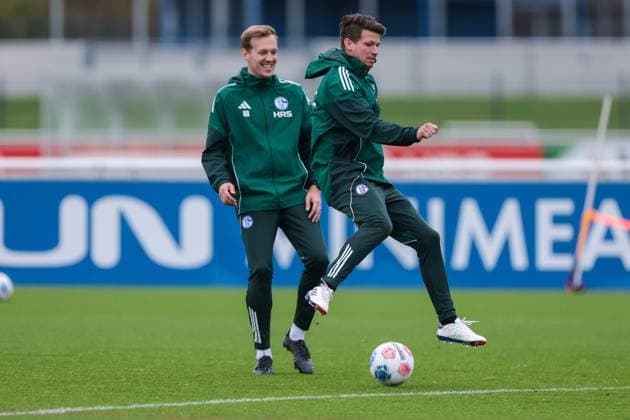 20.10.2025, Fussball, Saison 2025 2026, Training FC Schalke 04, v. l. Co-Trainer Adin Osmanbasic (FC Schalke 04), Berater Franz Schiemer (FC Schalke 04), Gelsenkirchen Trainingsgelände FC Schalke 04 NRW Deutschland xRHR-FOTO YYx Copyright: RHR-FOTOx RHR-FOTO YY