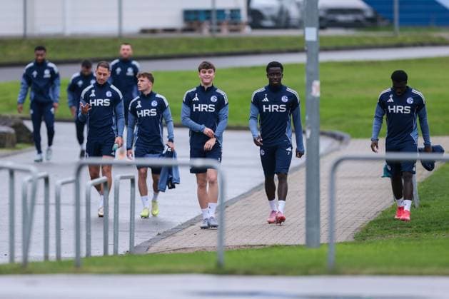 20.10.2025, Fussball, Saison 2025 2026, Training FC Schalke 04, Die Spieler des S04 gehen zum Training, v. l. Nikola Katic (FC Schalke 04), Vitalie Becker (FC Schalke 04), Dylan Leonard (FC Schalke 04), Christian Gomis (FC Schalke 04), Zaid Tchibara (FC Schalke 04), Gelsenkirchen Trainingsgelände FC Schalke 04 NRW Deutschland xRHR-FOTO YYx Copyright: RHR-FOTOx RHR-FOTO YY