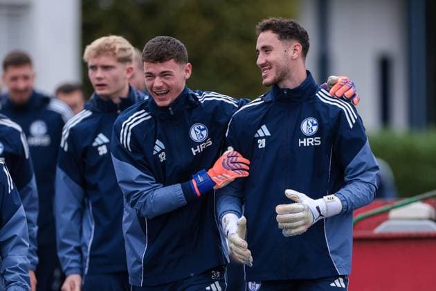20.10.2025, Fussball, Saison 2025 2026, Training FC Schalke 04, v. l. Torwart Luca Podlech (FC Schalke 04), Torwart Justin Heekeren (FC Schalke 04) gehen zum Training und lachen, Gelsenkirchen Trainingsgelände FC Schalke 04 NRW Deutschland xRHR-FOTO YYx Copyright: RHR-FOTOx RHR-FOTO YY
