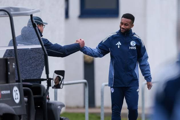 20.10.2025, Fussball, Saison 2025 2026, Training FC Schalke 04, Moussa Sylla (FC Schalke 04) klatscht mit einem Mitarbeiter ab, Gelsenkirchen Trainingsgelände FC Schalke 04 NRW Deutschland xRHR-FOTO YYx Copyright: RHR-FOTOx RHR-FOTO YY