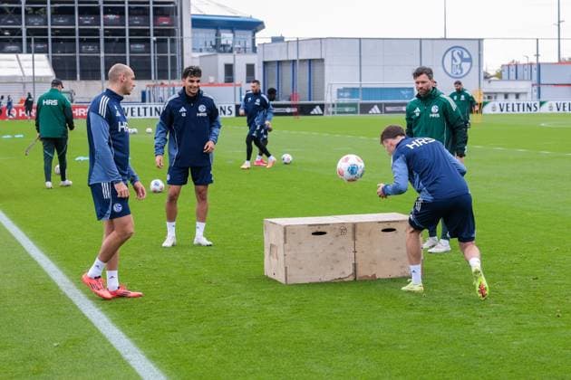 20.10.2025, Fussball, Saison 2025 2026, Training FC Schalke 04, v. l. Henning Matriciani (FC Schalke 04), Mertcan Ayhan (FC Schalke 04), Vitalie Becker (FC Schalke 04), Co-Trainer Tim Hoogland (FC Schalke 04), Gelsenkirchen Trainingsgelände FC Schalke 04 NRW Deutschland xRHR-FOTO YYx Copyright: RHR-FOTOx RHR-FOTO YY