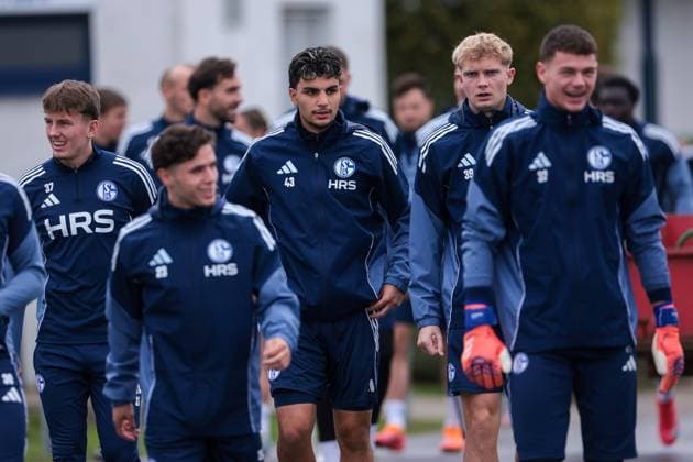 20.10.2025, Fussball, Saison 2025 2026, Training FC Schalke 04, Mertcan Ayhan (FC Schalke 04), Peter Remmert (FC Schalke 04) gehen zu Training, Gelsenkirchen Trainingsgelände FC Schalke 04 NRW Deutschland xRHR-FOTO YYx Copyright: RHR-FOTOx RHR-FOTO YY