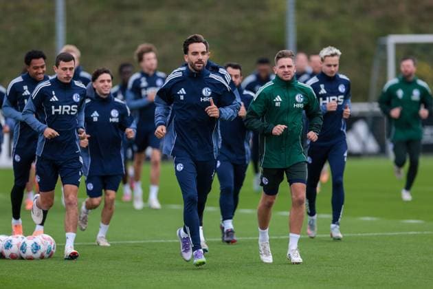 20.10.2025, Fussball, Saison 2025 2026, Training FC Schalke 04, Die Spieler laufen sich warm, v. l. Ron Schallenberg (FC Schalke 04), Kenan Karaman (FC Schalke 04), Gelsenkirchen Trainingsgelände FC Schalke 04 NRW Deutschland xRHR-FOTO YYx *** 20 10 2025, Football, Season 2025 2026, Training FC Schalke 04, The players warm up, f l Ron Schallenberg FC Schalke 04 , Kenan Karaman FC Schalke 04 , Gelsenkirchen Training ground FC Schalke 04 NRW Germany xRHR PHOTO YYx Copyright: RHR-FOTOx RHR-FOTO YY