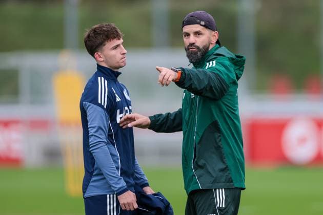 20.10.2025, Fussball, Saison 2025 2026, Training FC Schalke 04, v. l. Vitalie Becker (FC Schalke 04) bekommt von Trainer Miron Muslic (FC Schalke 04) Anweisungen, Gelsenkirchen Trainingsgelände FC Schalke 04 NRW Deutschland xRHR-FOTO YYx Copyright: RHR-FOTOx RHR-FOTO YY