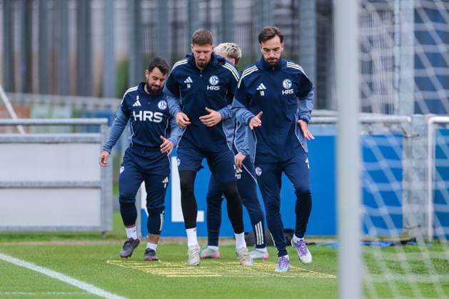 20.10.2025, Fussball, Saison 2025 2026, Training FC Schalke 04, v. l. Amin Younes (FC Schalke 04), Janik Bachmann (FC Schalke 04), Kenan Karaman (FC Schalke 04), Gelsenkirchen Trainingsgelände FC Schalke 04 NRW Deutschland xRHR-FOTO YYx Copyright: RHR-FOTOx RHR-FOTO YY