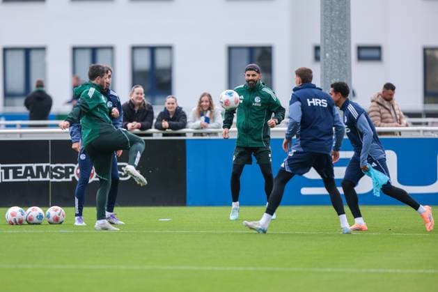 20.10.2025, Fussball, Saison 2025 2026, Training FC Schalke 04, Trainer Miron Muslic (FC Schalke 04) spielt bei der Einheit mit, Gelsenkirchen Trainingsgelände FC Schalke 04 NRW Deutschland xRHR-FOTO YYx Copyright: RHR-FOTOx RHR-FOTO YY