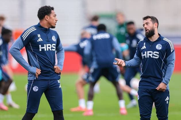 20.10.2025, Fussball, Saison 2025 2026, Training FC Schalke 04, v. l. Anton Donkor (FC Schalke 04) spricht mit Amin Younes (FC Schalke 04), Gelsenkirchen Trainingsgelände FC Schalke 04 NRW Deutschland xRHR-FOTO YYx Copyright: RHR-FOTOx RHR-FOTO YY