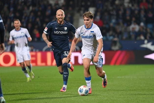 Kennet Eichhorn (Hertha BSC), Philipp Hofmann (VfL Bochum), v.re. 18.10.2025, Fussball 2. Bundesliga, Saison 2025 2026, 9. Spieltag, VfL Bochum - Hertha BSC Berlin 3:2 DFL regulations prohibit any use of photographs as image sequences and or quasi-video Bochum Vonovia Ruhrstadion Nordrhein Westfalen Deutschland *** Kennet Eichhorn Hertha BSC , Philipp Hofmann VfL Bochum , v re 18 10 2025, Soccer 2 Bundesliga, Season 2025 2026, 9 Matchday, VfL Bochum Hertha BSC Berlin 3 2 DFL regulations prohibit any use of photographs as image sequences and or quasi video Bochum Vonovia Ruhrstadion Nordrhein Westfalen Germany Team2