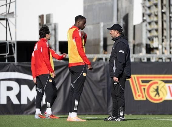Fußball, Herren, Saison 2025 2026, 1. Bundesliga, 1. FC Union Berlin, Training, v. l. Ilyas Ansah (1. FC Union), Trainer Steffen Baumgart (1. FC Union Berlin), 20.10. 2025, Copyright: xMatthiasxKochx