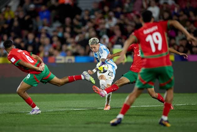 (251020) -- SANTIAGO, Oct. 20, 2025 -- Gianluca Prestianni (C) of Argentina shoots the ball during the final match between Argentina and Morocco at the FIFA U-20 World Cup Chile 2025 in Santiago, Chile, Oct. 19, 2025. ) (SP)CHILE-SANTIAGO-FOOTBALL-FIFA U20 WORLD CUP-FINAL MengxDingbo 