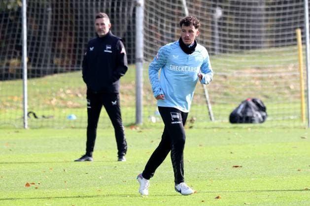 DEU, DFL, 2. FBL Hertha BSC, Training, 20.10.2025, Sportforum, Berlin, DEU, DFL, 2. FBL Hertha BSC, Training, im Bild Cheftrainer Stefan Leitl (Hertha BSC Berlin), Diego Demme (Hertha BSC Berlin 6) DFL - regulations prohibit any use of Photographs as image sequences and or quasi-video