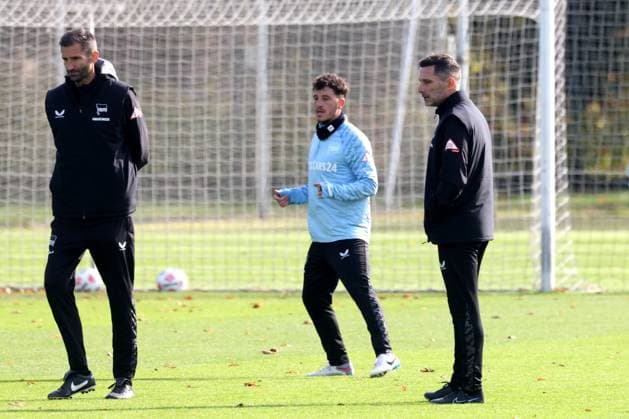 DEU, DFL, 2. FBL Hertha BSC, Training, 20.10.2025, Sportforum, Berlin, DEU, DFL, 2. FBL Hertha BSC, Training, im Bild Cheftrainer Stefan Leitl (Hertha BSC Berlin), Diego Demme (Hertha BSC Berlin 6), Co-Trainer Andre Mijatovic (Hertha BSC Berlin) DFL - regulations prohibit any use of Photographs as image sequences and or quasi-video
