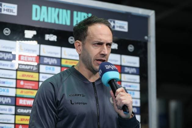 19.10.2025, xtgx, Handball, Daikin HBL, SC DHfK Leipzig - SC Magdeburg v.l. Raul Alonso (Leipzig, Trainer) Portrait, Portraet, Einzelbild Dyn Interview Leipzig