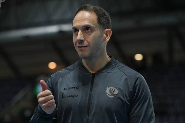 19.10.2025, xtgx, Handball, Daikin HBL, SC DHfK Leipzig - SC Magdeburg v.l. Raul Alonso (Leipzig, Trainer) Portrait, Portraet, Einzelbild Leipzig