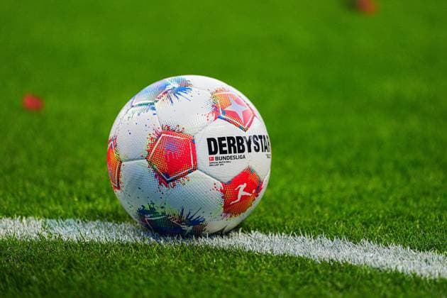Derbystar Spielball, Themenfoto, Themenbild, Symbolfoto, Symbolbild, Stockfoto GER, FC St. Pauli vs. TSG 1899 Hoffenheim, Fussball, 1. Bundesliga, Spieltag 7, Saison 2025 2026, 19.10.2025 DFL REGULATIONS PROHIBIT ANY USE OF PHOTOGRAPHS AS IMAGE SEQUENCES AND OR QUASI-VIDEO GER, FC St. Pauli vs. TSG 1899 Hoffenheim, Fussball, 1. Bundesliga, Spieltag 7, Saison 2025 2026, 19.10.2025 Hamburg Copyright: xEibner-Pressefoto MarcelxvonxFehrnx EP_MFN