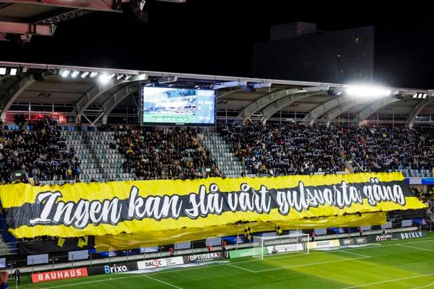 251020 Mjällbys supportar med ett tifo inför fotbollsmatchen i Allsvenskan mellan IFK Göteborg och Mjällby den 20 oktober 2025 i Göteborg. Copyright: MICHAELxERICHSEN BB251020MI007