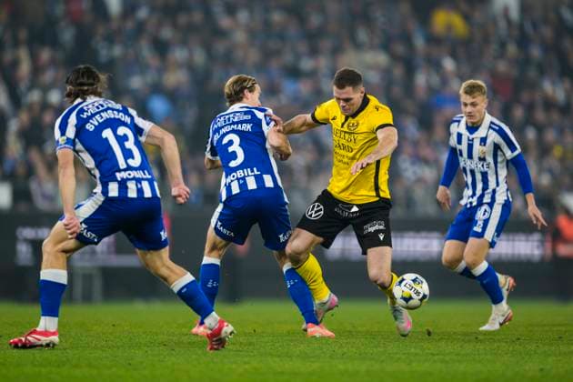251020 IFK Göteborgs August Erlingmark och Mjällbys Jacob Bergström under fotbollsmatchen i Allsvenskan mellan IFK Göteborg och Mjällby den 20 oktober 2025 i Göteborg. Copyright: MATHIASxBERGELD BB251020MB018