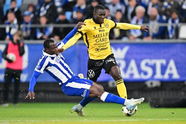 GÖTEBORG, SVERIGE 20251020 Göteborgs Saidou Alioum Moubarak framför Mjällbys Abdoulie Manneh under mandagens fotbollsmatch i allsvenskan mellan IFK Göteborg och Mjällby AIF pa Gamla Ullevi. GÖTEBORG SVERIGE x9200x Copyright: xBjörnxLarssonxRosvall TTx ALLSVENSKAN GÖTEBORG-MJÄLLBY