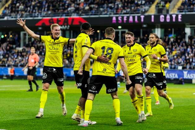 251020 Mjällbys Jacob Bergström jublar med lagkamrater efter 0-1 under fotbollsmatchen i Allsvenskan mellan IFK Göteborg och Mjällby den 20 oktober 2025 i Göteborg. Copyright: MICHAELxERICHSEN BB251020MI017