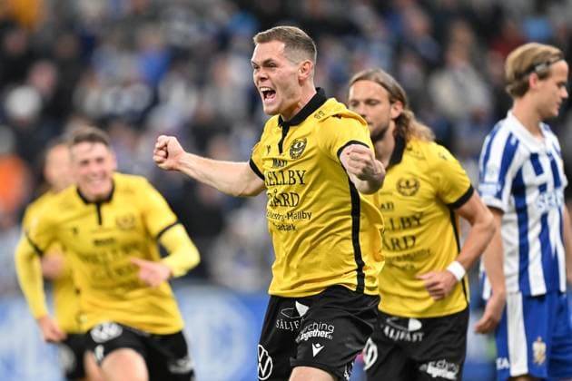 GÖTEBORG, SVERIGE 20251020 Mjällbys Jacob Bergström jublar efter 1-0 under mandagens fotbollsmatch i allsvenskan mellan IFK Göteborg och Mjällby AIF pa Gamla Ullevi. GÖTEBORG SVERIGE x9200x Copyright: xBjörnxLarssonxRosvall TTx ALLSVENSKAN GÖTEBORG-MJÄLLBY