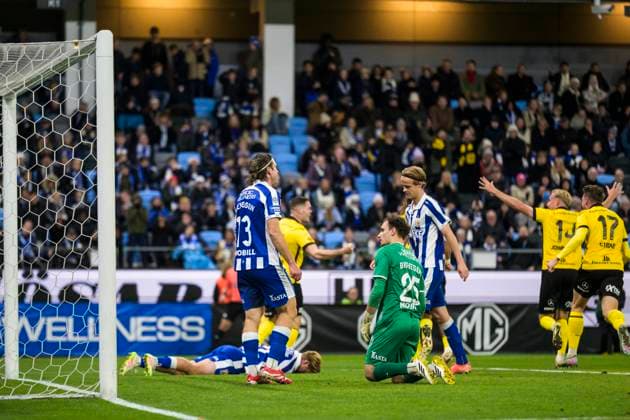 251020 IFK Göteborgs Gustav Svensson, malvakt Elis Bishesari och August Erlingmark deppar efter 0-1 under fotbollsmatchen i Allsvenskan mellan IFK Göteborg och Mjällby den 20 oktober 2025 i Göteborg. Copyright: MATHIASxBERGELD BB251020MB025