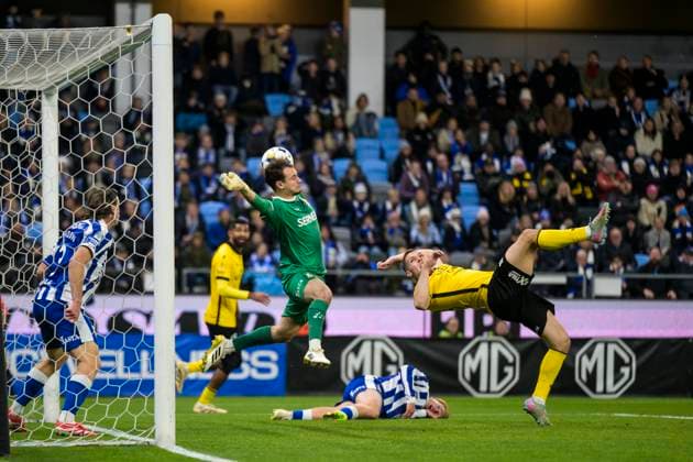 251020 IFK Göteborgs malvakt Elis Bishesari släpper in 0-1 av Mjällbys Jacob Bergström under fotbollsmatchen i Allsvenskan mellan IFK Göteborg och Mjällby den 20 oktober 2025 i Göteborg. Copyright: MATHIASxBERGELD BB251020MB026