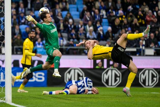 251020 IFK Göteborgs malvakt Elis Bishesari släpper in 0-1 av Mjällbys Jacob Bergström under fotbollsmatchen i Allsvenskan mellan IFK Göteborg och Mjällby den 20 oktober 2025 i Göteborg. Copyright: MATHIASxBERGELD BB251020MB027