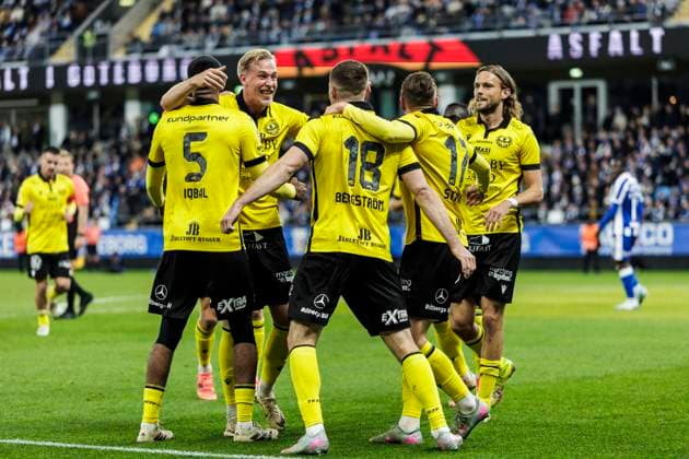 251020 Mjällbys Jacob Bergström jublar med lagkamrater efter 0-1 under fotbollsmatchen i Allsvenskan mellan IFK Göteborg och Mjällby den 20 oktober 2025 i Göteborg. Copyright: MICHAELxERICHSEN BB251020MI020