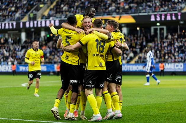 251020 Mjällbys Jacob Bergström jublar med lagkamrater efter 0-1 under fotbollsmatchen i Allsvenskan mellan IFK Göteborg och Mjällby den 20 oktober 2025 i Göteborg. Copyright: MICHAELxERICHSEN BB251020MI022
