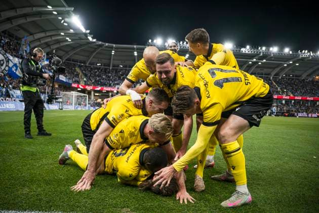 251020 Mjällbys Tom Pettersson jublar med lagkamrater efter 0-2 under fotbollsmatchen i Allsvenskan mellan IFK Göteborg och Mjällby den 20 oktober 2025 i Göteborg. *** 251020 Mjällbys Tom Pettersson cheers with teammates after 0 2 during the football match in Allsvenskan between IFK Göteborg and Mjällby on October 20, 2025 in Göteborg  Copyright: MATHIASxBERGELD BB251020MB030