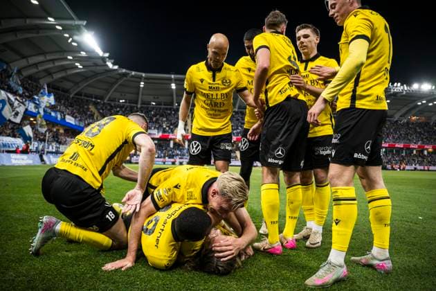 251020 Mjällbys Tom Pettersson jublar med lagkamrater efter 0-2 under fotbollsmatchen i Allsvenskan mellan IFK Göteborg och Mjällby den 20 oktober 2025 i Göteborg. Copyright: MATHIASxBERGELD BB251020MB031