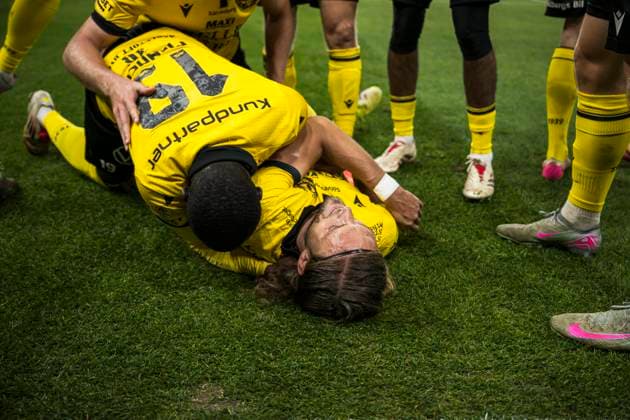 251020 Mjällbys Tom Pettersson jublar med lagkamrater efter 0-2 under fotbollsmatchen i Allsvenskan mellan IFK Göteborg och Mjällby den 20 oktober 2025 i Göteborg. Copyright: MATHIASxBERGELD BB251020MB032