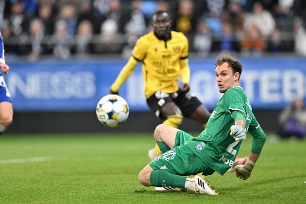 GÖTEBORG, SVERIGE 20251020 Göteborgs malvakt Elis Bishesari under mandagens fotbollsmatch i allsvenskan mellan IFK Göteborg och Mjällby AIF pa Gamla Ullevi. GÖTEBORG SVERIGE x9200x Copyright: xBjörnxLarssonxRosvall TTx ALLSVENSKAN GÖTEBORG-MJÄLLBY
