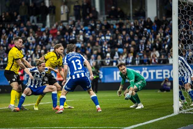 251020 Mjällbys Tom Pettersson gör 0-2 bakom IFK Göteborgs malvakt Elis Bishesari under fotbollsmatchen i Allsvenskan mellan IFK Göteborg och Mjällby den 20 oktober 2025 i Göteborg. Copyright: MICHAELxERICHSEN BB251020MI024