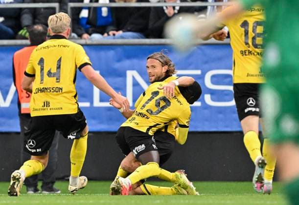 GOTHENBURG, SWEDEN 20251020 Mjällby s Tom Pettersson (center) is congratulated after scoring 2-0 during Monday s Allsvenskan football match between IFK Göteborg and Mjällby AIF at Gamla Ullevi. GÖTEBORG SWEDEN x9200x Copyright: xBjörnxLarssonxRosvall TTx ALLSVENSKAN GOTHENBURG-MJÄLLBY