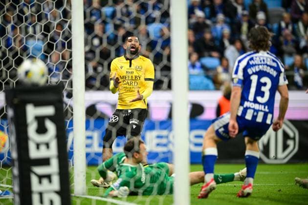 GÖTEBORG, SVERIGE 20251020 Mjällbys Abdullah Iqbal och IFK Göteborgs Gustav Svensson ser bollen ga in när Mjällbys Jacob Bergström (ej i bild) gör mal 0-1 pa IFG Göteborgs malvakt Elis Bishesari under mandagens fotbollsmatch i allsvenskan mellan IFK Göteborg och Mjällby AIK pa Gamla Ullevi. GÖTEBORG SVERIGE x9200x Copyright: xHannaxBrunlöf TTx ALLSVENSKAN GÖTEBORG-MJÄLLBY
